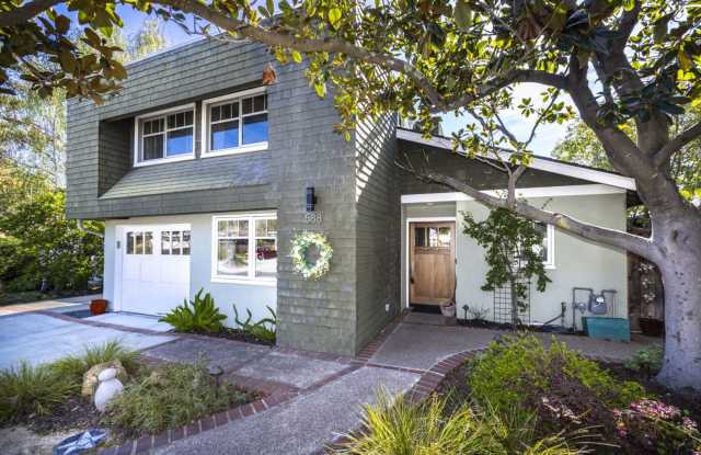 Conveniently Located, Fully Furnished 2 Bed/2 Bath Home Available To Nov!