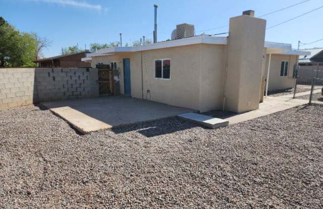 131 Willow Road NW A - 131 Willow Road Northwest, North Valley, NM 87107