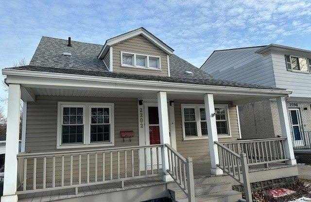 2202 HOLLYWOOD Avenue