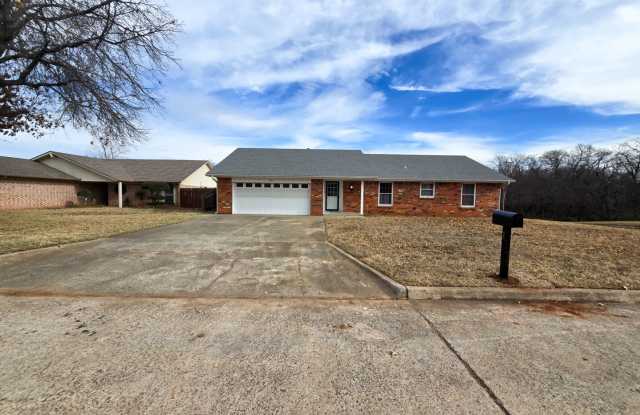 3 Bedroom 2 Bath home in Shawnee!