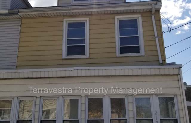 Very Large Newly Renovated - 3 Bed 1 Bath a block from the Gloucester Waterfront!