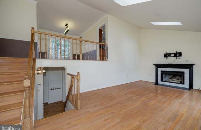 7710 GREEN GARLAND DR