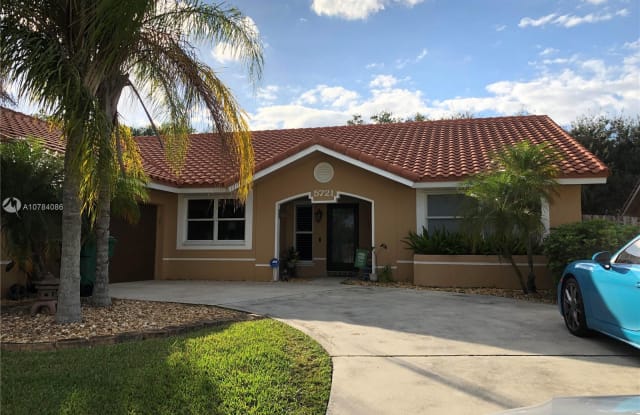 5721 E Surrey Cir - 5721 Surrey Cir E, Davie, FL 33331