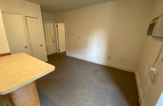 Spacious 1 Bedroom Apartment in South Oakland! Call Today to Schedule an Appointment!