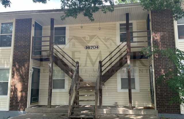 16704 E 28th Place #C Independence MO 64055 - Rent $995 Fourplex -2 bedroom / 1 bath / Single Garage / finished basement