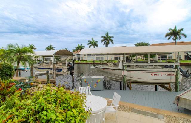 ** WATERFRONT HOME WITH DOCK ** SEE DOLPHINS  MANATEES FROM YOUR PRIVATE DOCK ** 2-BED/2-BATH SINGLE FAMILY HOME IN PORT OF THE ISLANDS ***