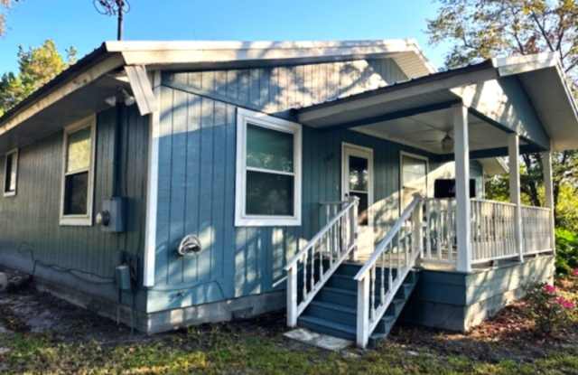 Island Bungalow, Minutes From the Beach!