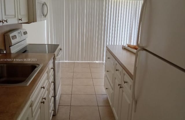 9390 W Flagler St - 9390 West Flagler Street, Fountainebleau, FL 33174