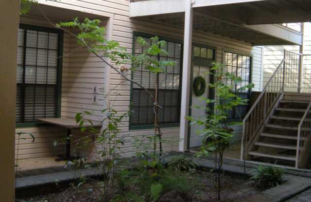 K606 - 2300 Leon #201