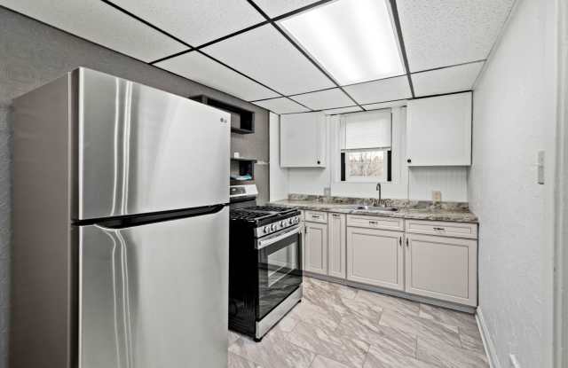 AVAILABLE ON APRIL 1!! 2 BEDROOM BEAUTY IN CARRICK! FEATURES WHOLE HOUSE A/C, OFF STREET PARKING  CONVENIENT LOCATION!!!