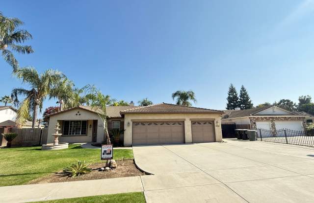 Photo of 3 Bedroom, 2 Bathroom Home with Pool located in Visalia