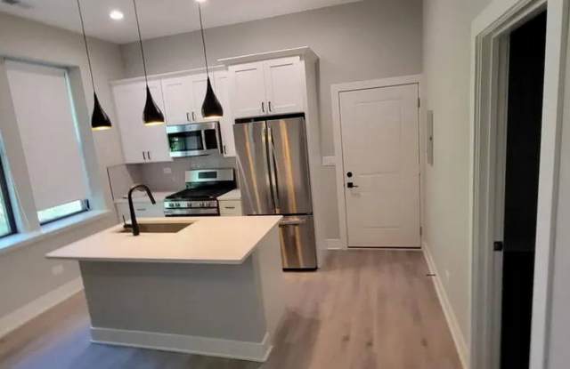 3611 N Greenview Ave