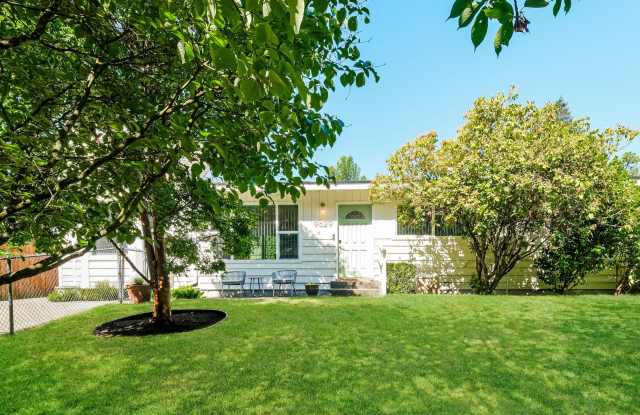 Warm and Welcoming 3 Bedroom in Prime Seattle Location