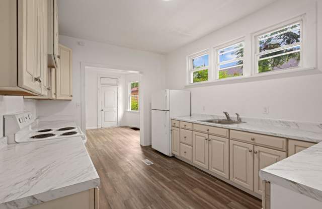 Stunning 4 bedroom home in Perry South available now!