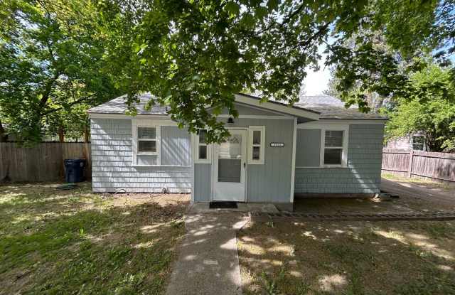 Cute 3 Bedroom, 1 Bathroom House on Sunset Hill!