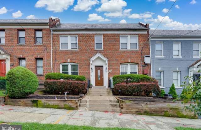 Photo of 1333 ADAMS Street NE unit: 2