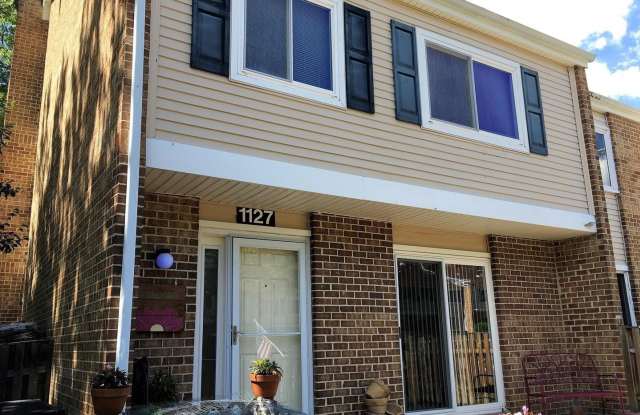 1127 THACKARY Court