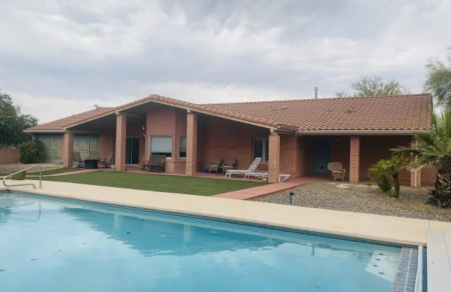 9300 N Calle Loma Linda