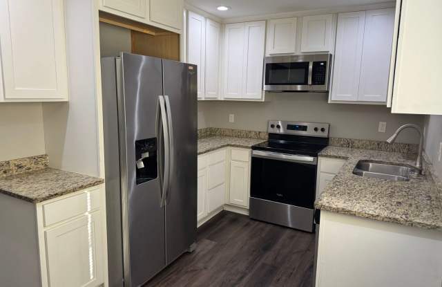 3 Bed/2 Bath Townhouse near Downtown Shakopee- Available Now!