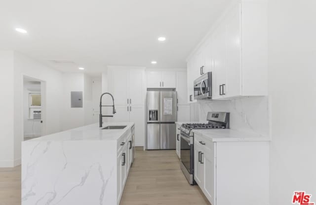 1944 Cloverfield Blvd