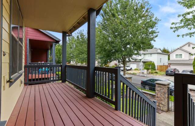 Available NOW Hillsboro End Unit Townhome Minutes to Intel Jones Farm, Costco, Parks  More 1 Small Pet OK