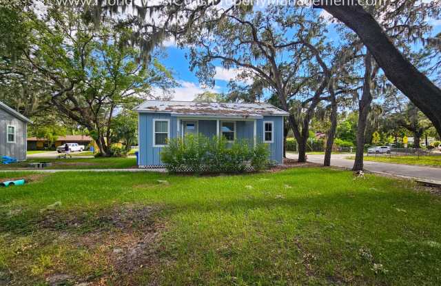 ADORABLE 2 BEDROOM/1 BATH COTTAGE! BRADENTON! ANNUAL LEASE!