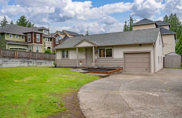 Cozy 2-bedroom 2 bath house in Redmond- Offering a 6-month lease.
