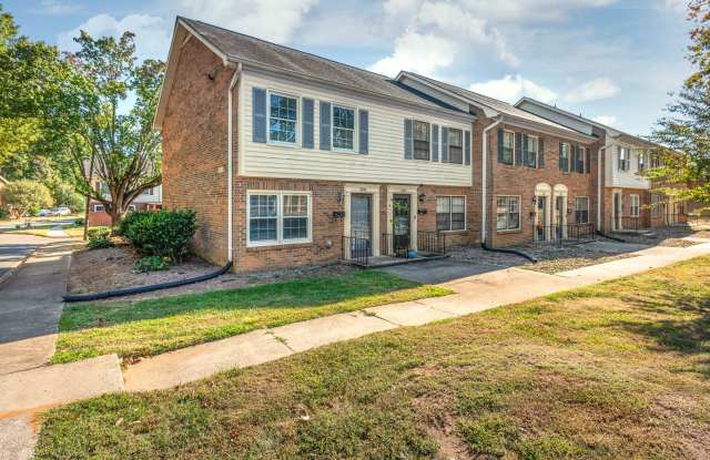 2 Bedroom Townhome in Coventry Woods!
