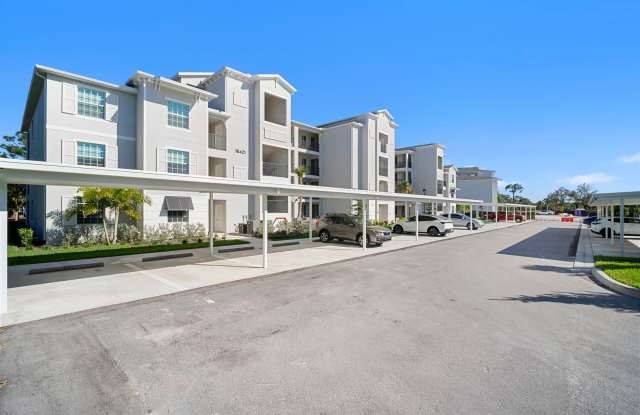 Brand New condo 3 bedrooms 2 bath with golf course view in lehigh acres