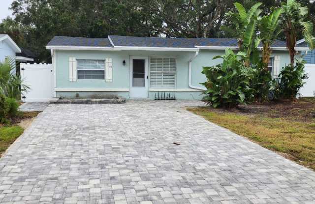 Beautiful 4/2 beach side, fenced yard, updated / upgraded! - 810 12th Avenue, New Smyrna Beach, FL 32169