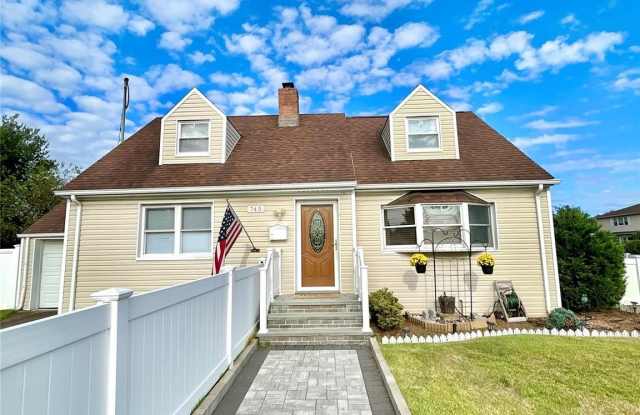 Photo of 745 S Oyster Bay Road