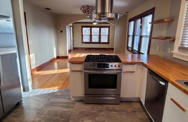 Charming 2 bedroom, 1 bathroom upper-level duplex in Saint Paul