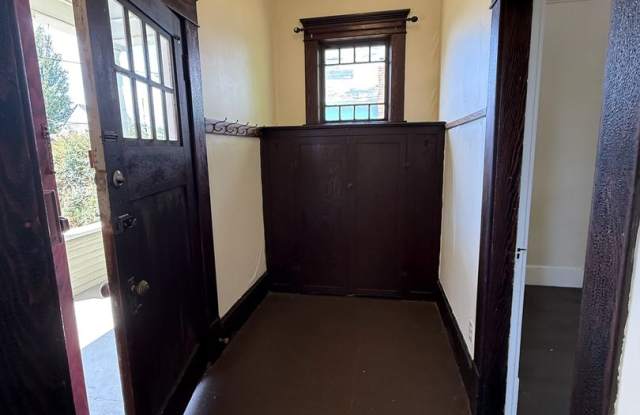 2 Bedroom, 1 Bathroom Cottage in the heart of Bellingham!