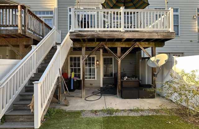 1018 HOTCHKISS Place