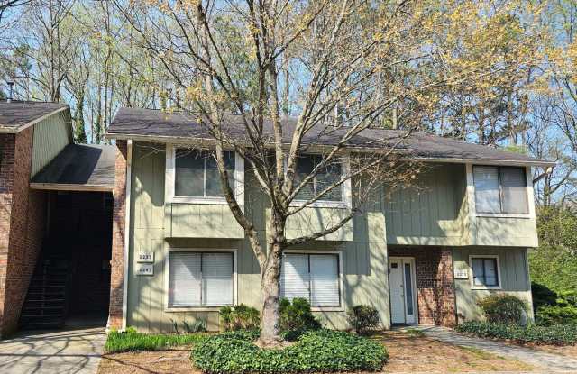 Nice 2 bed 2 bath condo located in Marietta - 2241 Runnymead Ridge Southeast, Marietta, GA 30067