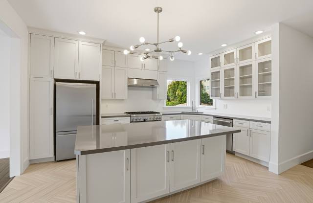 Photo of 2930 Washington Street