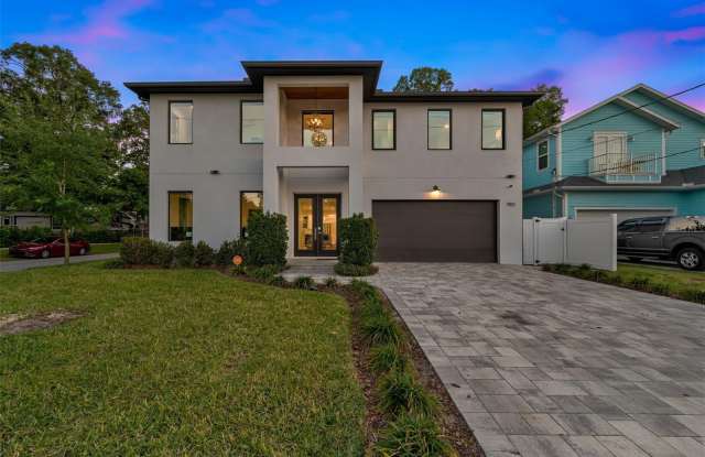 902 W PLYMOUTH STREET