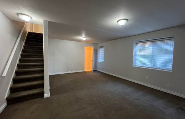 Move in special-$100 off first month's rent! - 710 North 2nd Street, Yakima, WA 98901