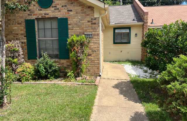 Photo of CUTE CUTE CUTE Single story townhome..