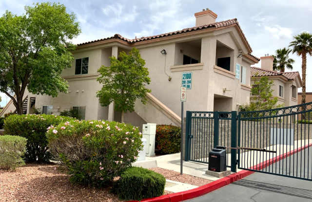 Summerlin 2 Bed / 2 Bath Ground floor Condo w/Fireplace