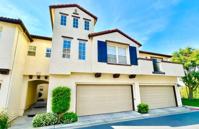 Bright & Lovely Two Story Townhome in the VistaMonte at San Luis Rey HOA Community of Oceanside!