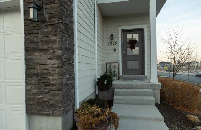 4315 East Grassland Way