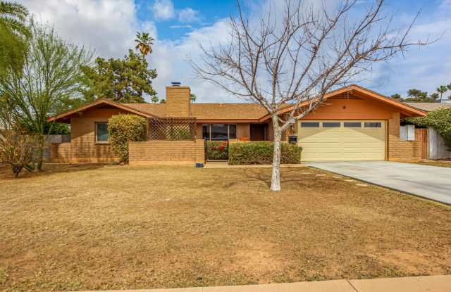 Beautiful 5 bedroom 2 bedroom home with pool in the heart of Tempe!