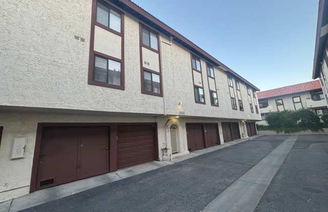 Beautiful 2-Bedroom Condo in Canyon Country!