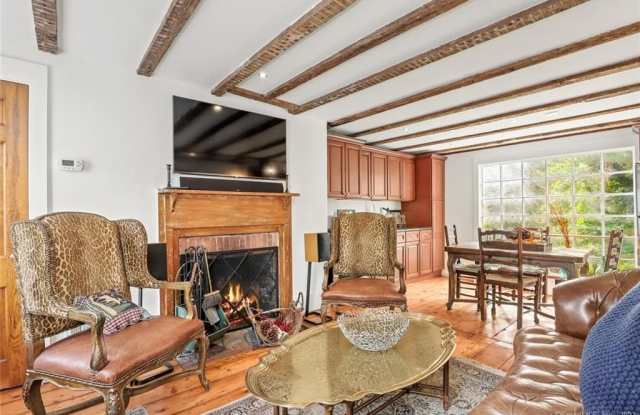 49 Hollow Tree Ridge Road