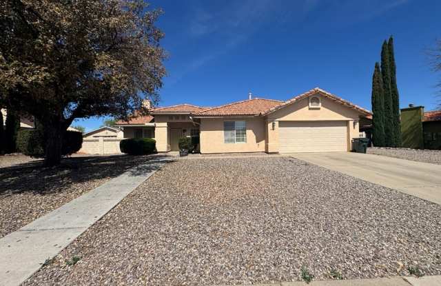 Beautiful 4 bedroom home in the neighborhood of Canyon De Flores!