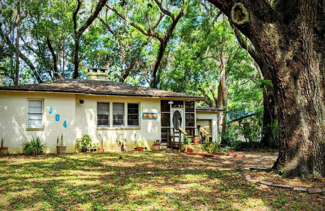 Sublease with the option to Renew. Near UF - Cozy 2 Bedroom, 1 Bath House with Garage! - 304 Northwest 25 Street, Gainesville, FL 32607