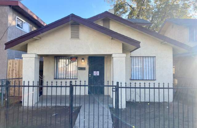 2524 E Grant Ave - 2524 East Grant Avenue, Fresno, CA 93701