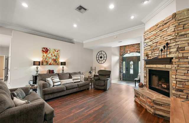 2115 OAK LEAF CIRCLE