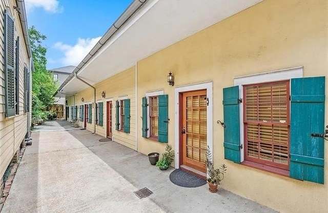 1026 KERLEREC Street